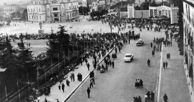 “2 motrat bionde që çmendën djemtë e Tiranës, lidhja me badygardin e ambasadës”, dashuritë e panjohura të “Rrugës së Durrësit”