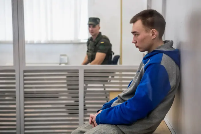 Vrau civilin e paarmatosur, gjykata ukrainase redukton dënimin për ushtarin rus