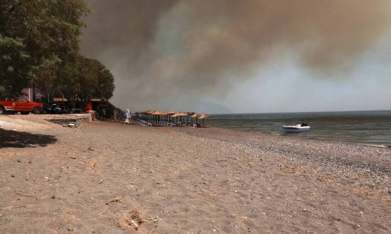 Fshati në Greqi kthehet në ferr nga zjarri, gazetari hidhet në det për t’i shpëtuar flakëve