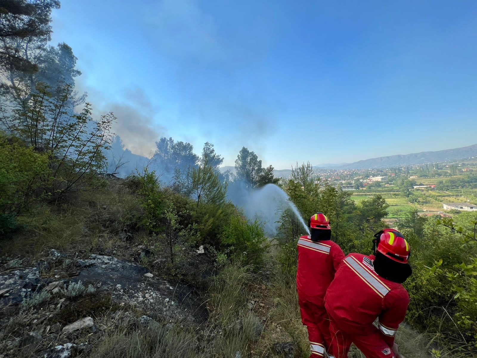 Situata e zjarreve në 24 orët e fundit: 13 vatra të shuara, flakët ende aktive në Berzanë, Terpan e Shetaj