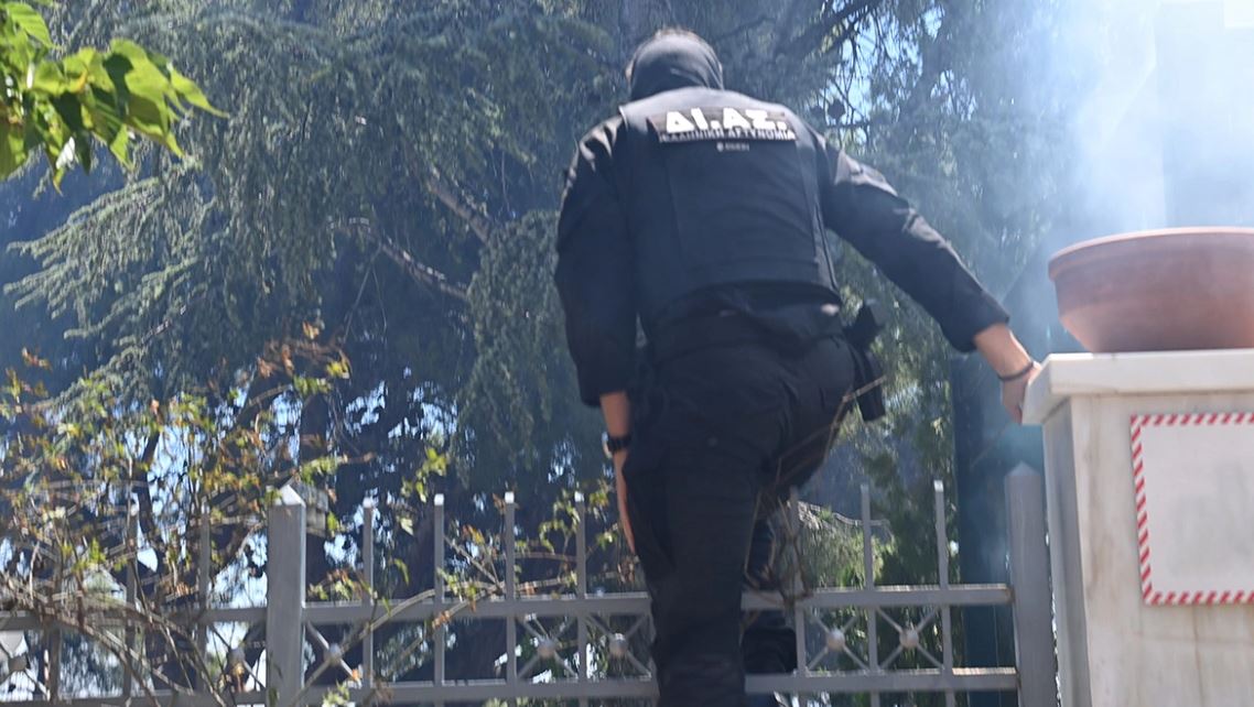 Zjarri i madh në periferi të Athinës, policia derë më derë. Çfarë po kërkon?