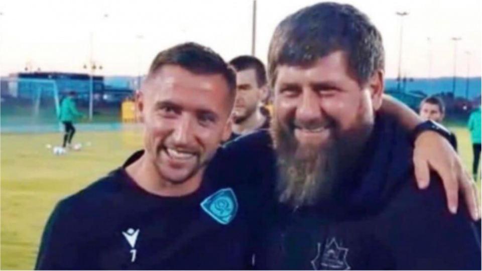 Tifozët e “demaskojnë” Bernard Berishën pasi publikoi foton me liderin çeçen, vjen reagimi i lojtarit