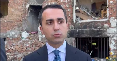 Di Maio vizitë në Kiev, bën thirrje për t’i dhënë fund luftës: Të vendosim paqen