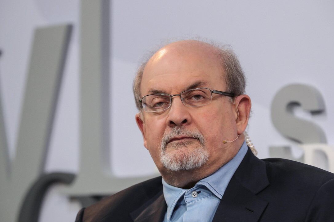 Rrezikon të humbasë njërin sy, kush është autori që plagosi shkrimtarin Salman Rushdie