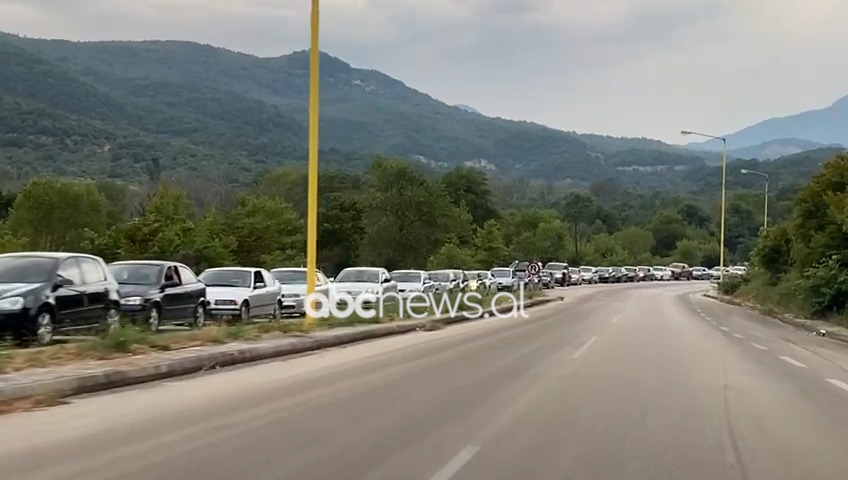 VIDEO/ Emigrantët kthehen në Atdhe, radhë kilometrike automjetesh në Kakavijë