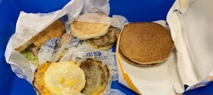 I gjenden sanduiçë të McDonald’s në çantën e shpinës, udhëtari gjobitet me 2000 dollarë