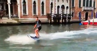 “Kërkojmë dy budallenj”, gjobiten turistët që bënë sërf në Venecia dhe inatosën kryebashkiakun