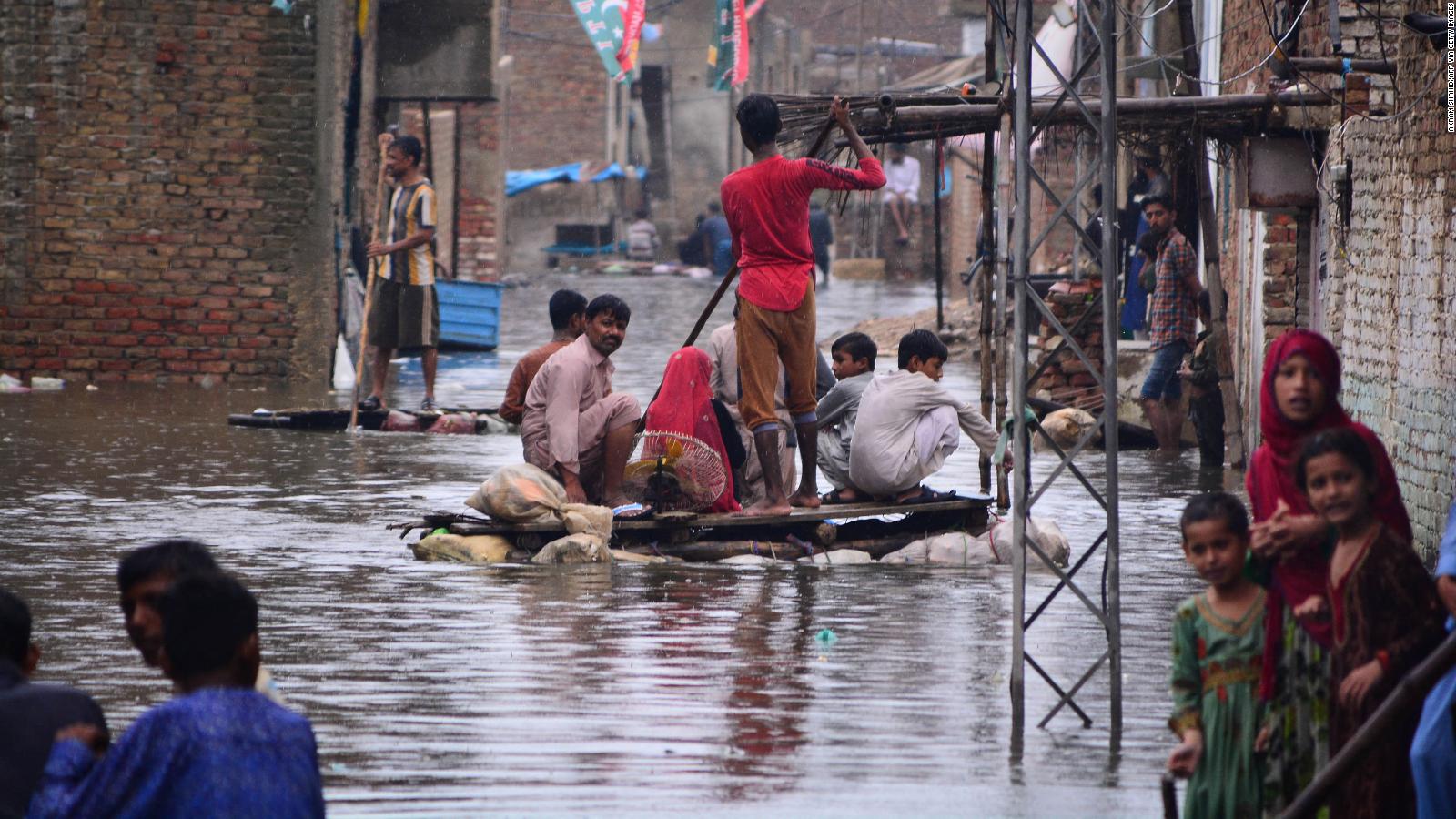 Mbi 900 të vrarë nga shirat dhe përmbytjet në Pakistan, mes tyre 326 fëmijë