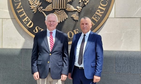 Shaip Kamberi në Ambasadën Amerikane në Beograd, ia tregon Hillit kërkesat e shqiptarëve