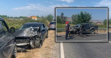 Pamjet nga aksidenti me 4 të plagosur, “Audi” u fut në parakalim të gabuar, makinat bëhen copë