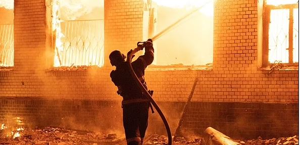 FOTO/ “Qyteti i mallkuar” ku ushtarët e Putinit djegin kufomat e qytetarëve të torturuar dhe në sfond shpërthejnë predha