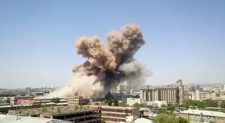 VIDEO/ Shpërthim i fuqishëm në një qendër tregtare në Armeni, dyshohet për disa të vdekur