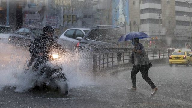 Tetë persona të vdekur si pasojë e shiut më të madh në dekada