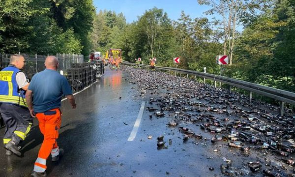 Ngarkesa rrëshqiti nga kamioni, rruga në Gjermani mbulohet me birra