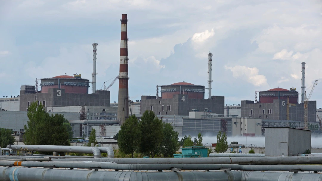 Forcat ruse godasin me raketa qytetin pranë centralit bërthamor të Zaporizhzhia-s