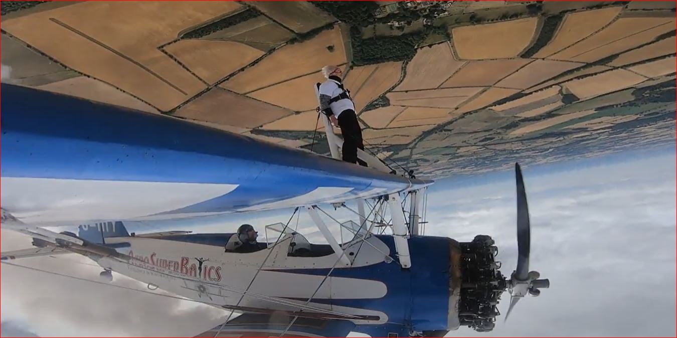 VIDEO/ Pensionistja sfidon moshën, 93-vjeçarja ngjitet në qiell e lidhur në krahët e avionit