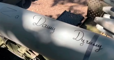 “Për Darya Dugina”: Rusët hakmerren për vajzën e mikut të Putinit, mesazh në predhat dhe granatat ndaj ukrainasve