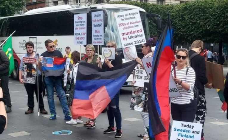 Rusët dhe serbët protestojnë kundër anëtarësimit të Irlandës në NATO