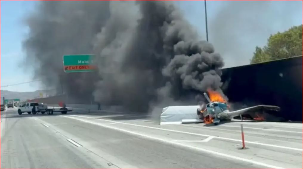 VIDEO/ Prag tragjedie në autostradë, avioni bie mes automjeteve dhe shpërthen në flakë