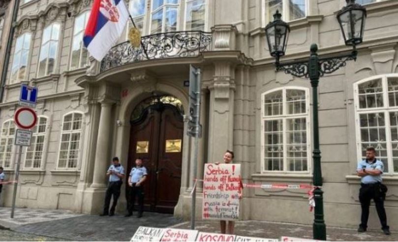 “Kosova nuk është Serbi”, aktivistët çekë protestojnë para ambasadës serbe