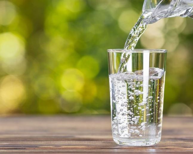 Mësoni se sa ujë duhet të pini në ditë për të pasur një trup të shëndetshëm
