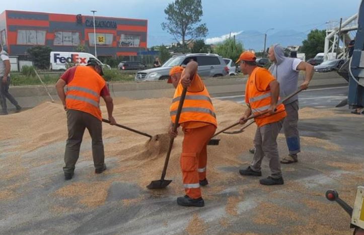 Punonjësit e ARRSH mbledhin me lopata grurin në autostradë, lirohet rruga për makinat