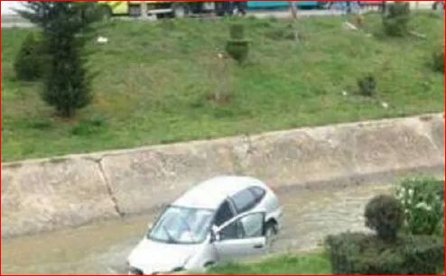 Shoferi humb kontrollin dhe përfundon në lumin e Lanës, arratiset nga vendi i aksidentit