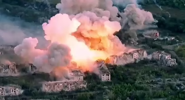 VIDEO/ Beteja për Donbasin, momenti kur Rusia sulmon me armë termobarike ndërtesat e civilëve