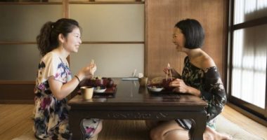 Pse japonezët hanë ulur në dysheme?