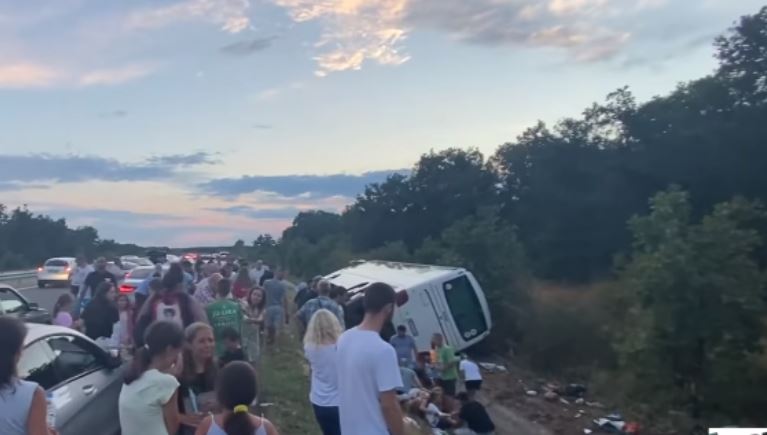 Përmbyset autobusi me 48 persona në Bullgari, 12 të plagosur, mes tyre dhe fëmijë