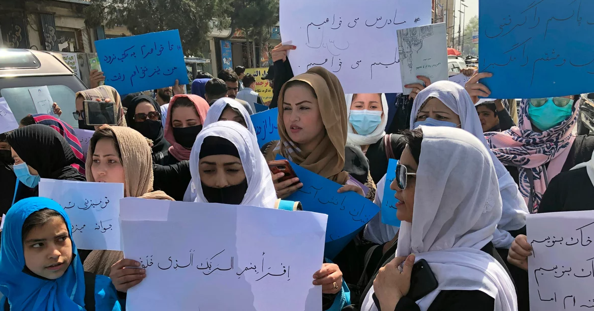 Gratë në Afganistan në protestë një vit pas pushtimit, talebanët i shpërndajnë duke qëlluar me armë
