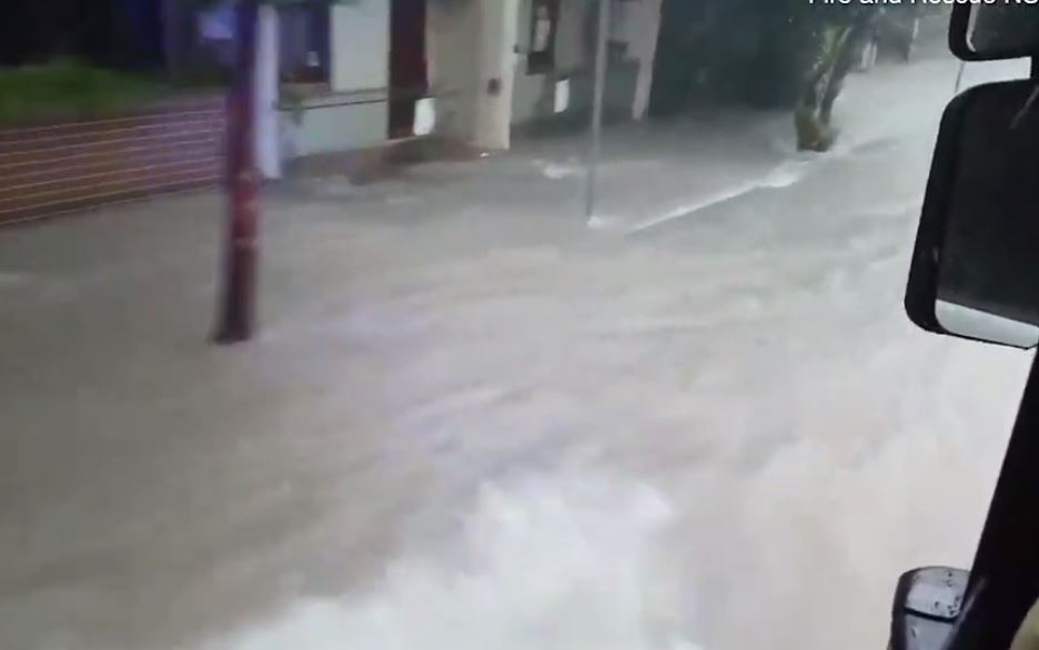 VIDEO/ “Ikni nga shtëpitë, do të ketë përmbytje”, “çmendet” moti në Angli, autoritetet paralajmërojnë qytetarët