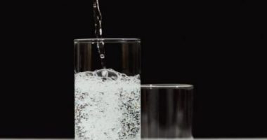 A është uji i gazuar po aq i shëndetshëm sa ai natyral?