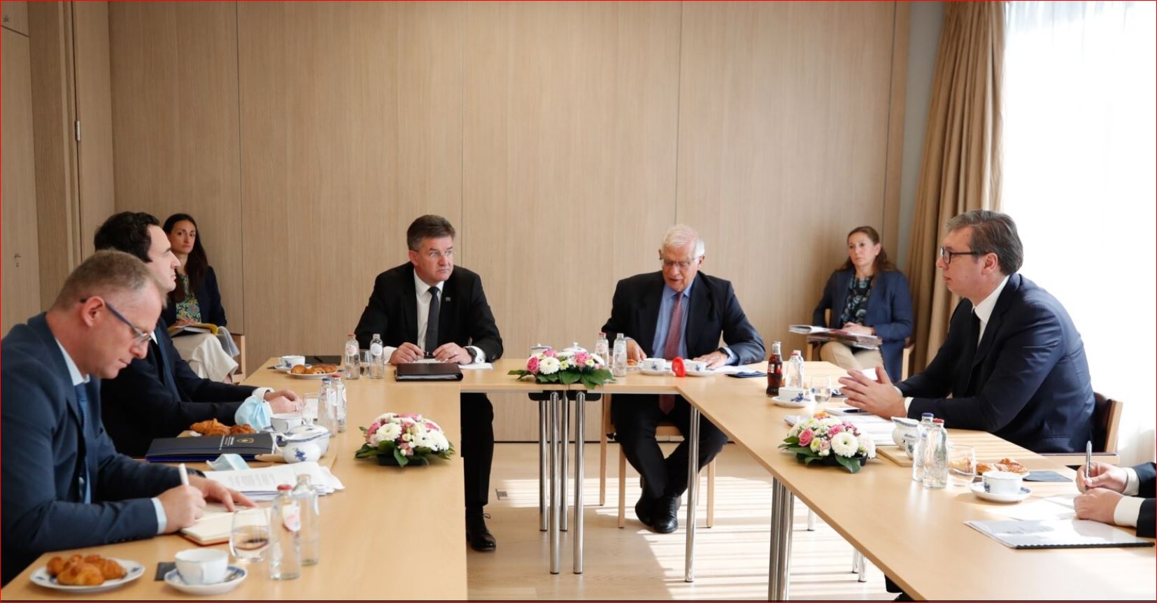 Pas tensioneve në veri, Borrell fton Kurtin dhe Vuçiçin në Bruksel për vazhdimin e dialogut