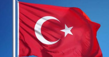 VIDEO/ Hodhi flamurin turk në det, mediat greke i bëjnë jehonë veprimit të 48-vjeçarit shqiptar