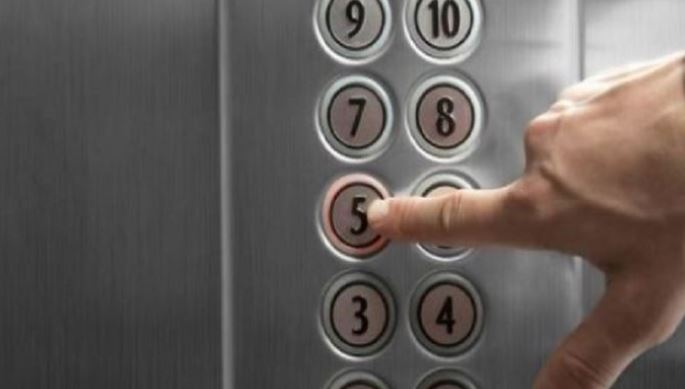 Pse njerëzit kanë fobi nga ashensori? Këto janë simptomat