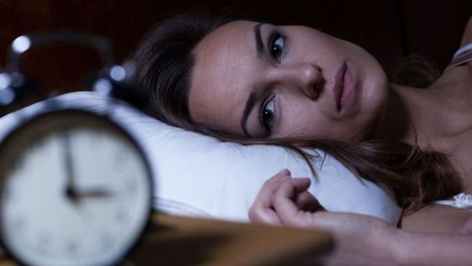 Mungesa e gjumit ju shkakton një problem që nuk do t’ju pëlqejë aspak