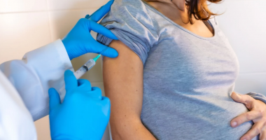 Studimi: Gratë shtatzëna të vaksinuara kundër Covid nuk janë të rrezikuara nga lindja e parakohshme