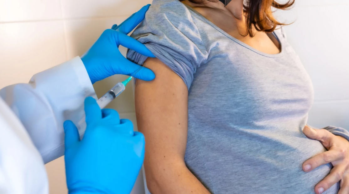 Studimi: Gratë shtatzëna të vaksinuara kundër Covid nuk janë të rrezikuara nga lindja e parakohshme