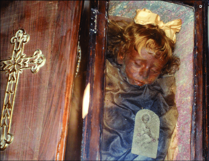FOTO/ Vajza e balsamosur thuhet se “hap e mbyll sytë” 102 vite pas vdekjes, zbulohet misteri