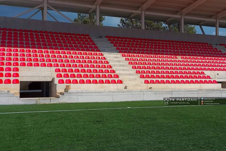 “Gati së shpejti”, Partizani nis të veshë stadiumin me stola të kuq