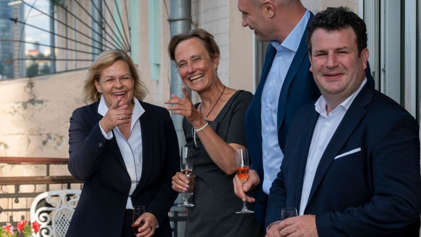Me shampanjë në dorë dhe të qeshur, ministrat gjermanë “festë” në mes të Kievit: Kjo është jeta