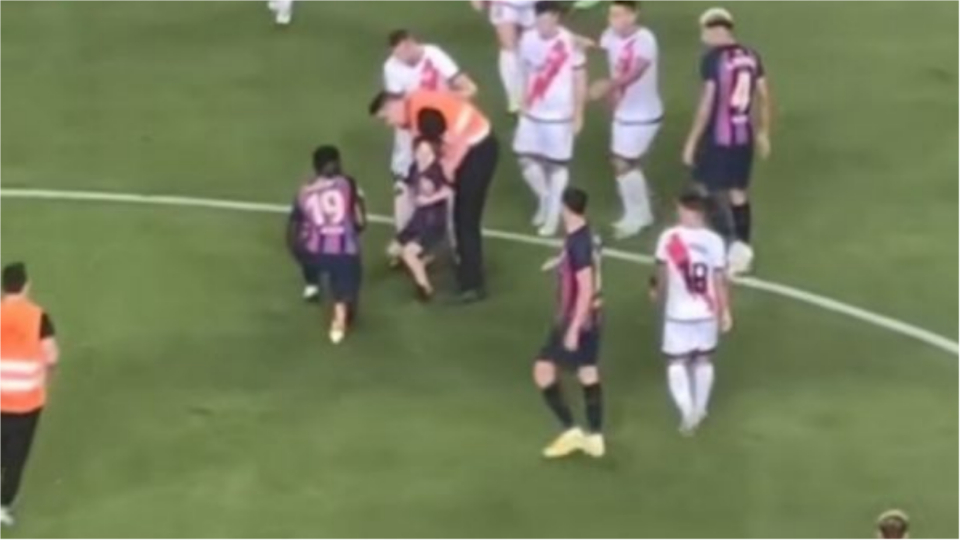 VIDEO/ Lewandowski një lojtar i madh, bën gjestin e veçantë ndaj një vogëlushi që kërkonte ta takonte