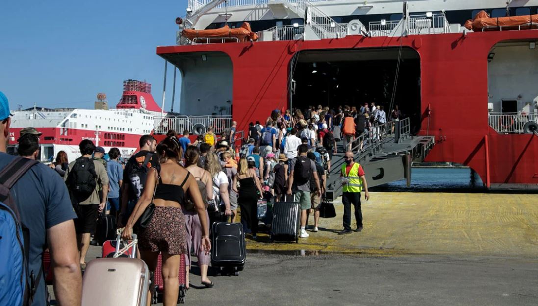 “Përmbytet” nga turistët Porti i Pireut në Greqi, mbi 100 mijë nisen drejt ishujve në pak orë