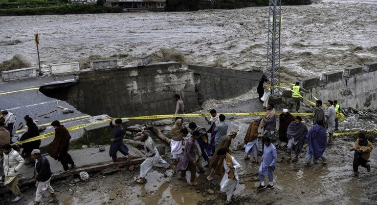 “Përmbytje të përmasave biblike”, Pakistani përballet me katastrofën, mijëra të vdekur dhe të tjerë që vuajnë për ushqim