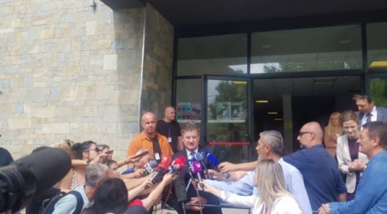 Lajçak nuk pranon se i kanë kërkuar Kurtit ta shtyjë vendimin për targa dhe dokumente