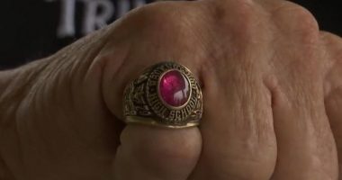 Burri gjen unazën e humbur pas 43 vitesh nga dita e diplomimit