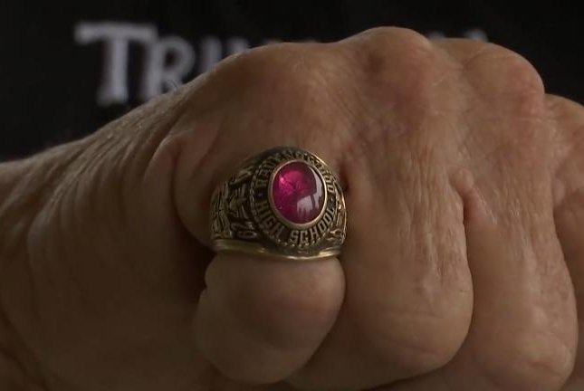 Burri gjen unazën e humbur pas 43 vitesh nga dita e diplomimit
