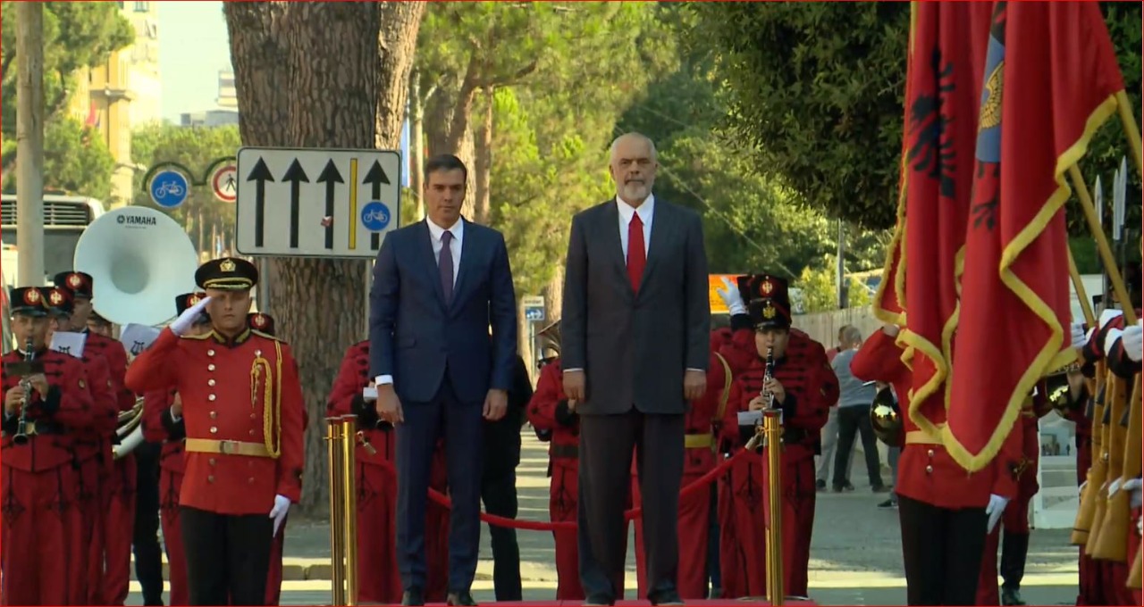Kryeministri spanjoll mbërrin në Tiranë, pritet me ceremoni zyrtare nga Rama