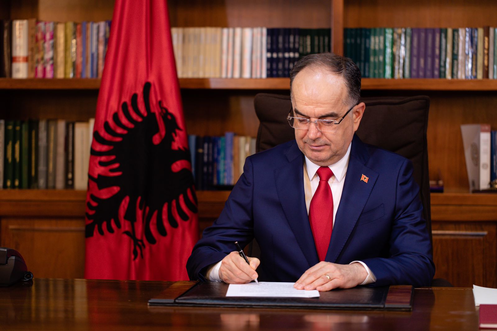 Presidenti Begaj dekreton shefin e ri të Shtabit të Përgjithshëm të Forcave të Armatosura